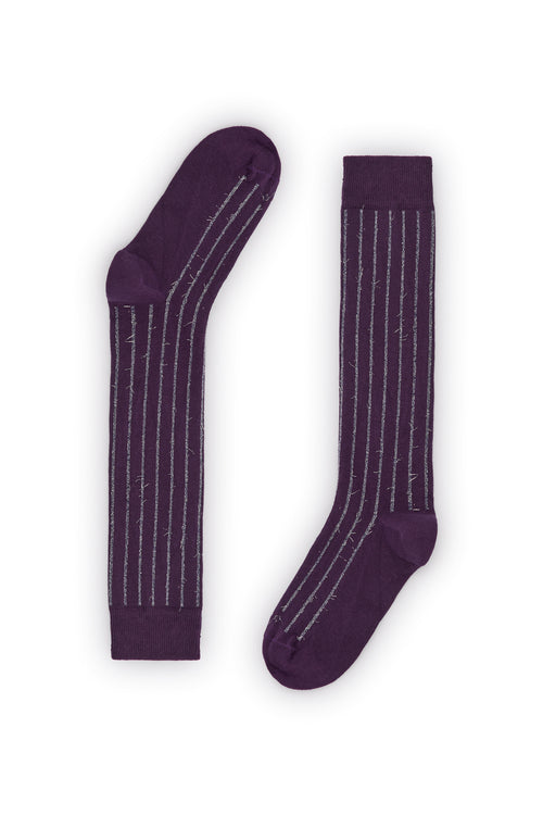 Calcetines púrpura de canalé, caña alta, con hilo metalizado gris, 90 % algodón y logo NAIVE en la puntera, tejidos en España.