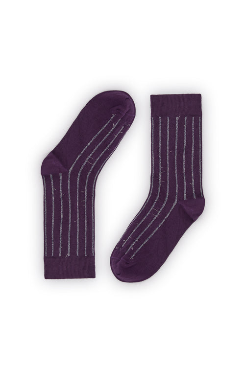 Calcetines púrpura de canalé con hilo metalizado gris, efecto brillante, media caña y logo NAIVE; tejidos en España.