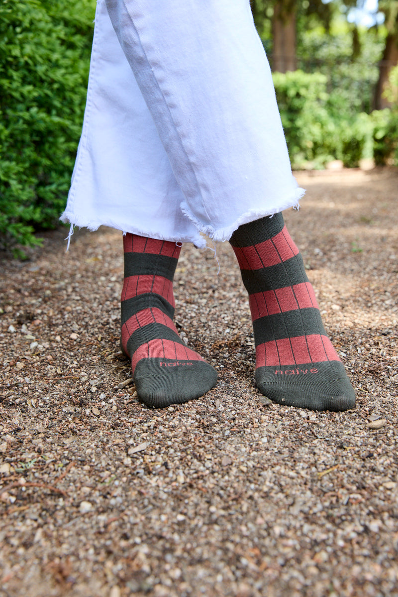 Calcetines premium de caña media con grandes rayas caldero y verde bosque, 90 % algodón y logo NAIVE; hechos artesanalmente en España.