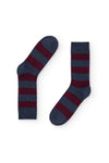 Calcetines de caña media con rayas anchas azul y burdeos estilo rugby, 90 % algodón y logo NAIVE en la puntera; tejidos en España.