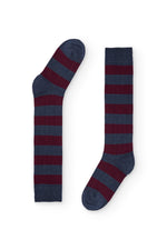 Calcetines de caña alta con rayas anchas azul oscuro y burdeos, estilo rugby, 90 % algodón y logo NAIVE en la puntera; tejidos en España.