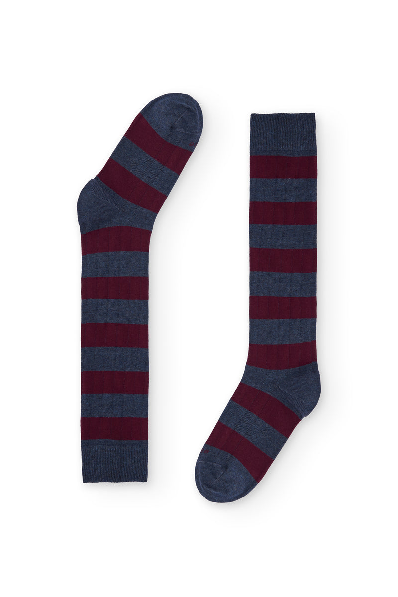 Calcetines de caña alta con rayas anchas azul oscuro y burdeos, estilo rugby, 90 % algodón y logo NAIVE en la puntera; tejidos en España.