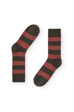 Calcetines rugby de caña media con rayas anchas color caldero y verde oscuro, 90 % algodón y logo NAIVE en la puntera; tejidos en España.