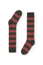 Calcetines de caña alta con rayas anchas color caldero y verde oscuro, estilo rugby, 90 % algodón y logo NAIVE en la puntera; tejidos en España.