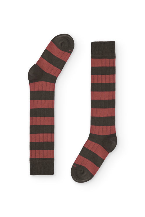 Calcetines de caña alta con rayas anchas color caldero y verde oscuro, estilo rugby, 90 % algodón y logo NAIVE en la puntera; tejidos en España.