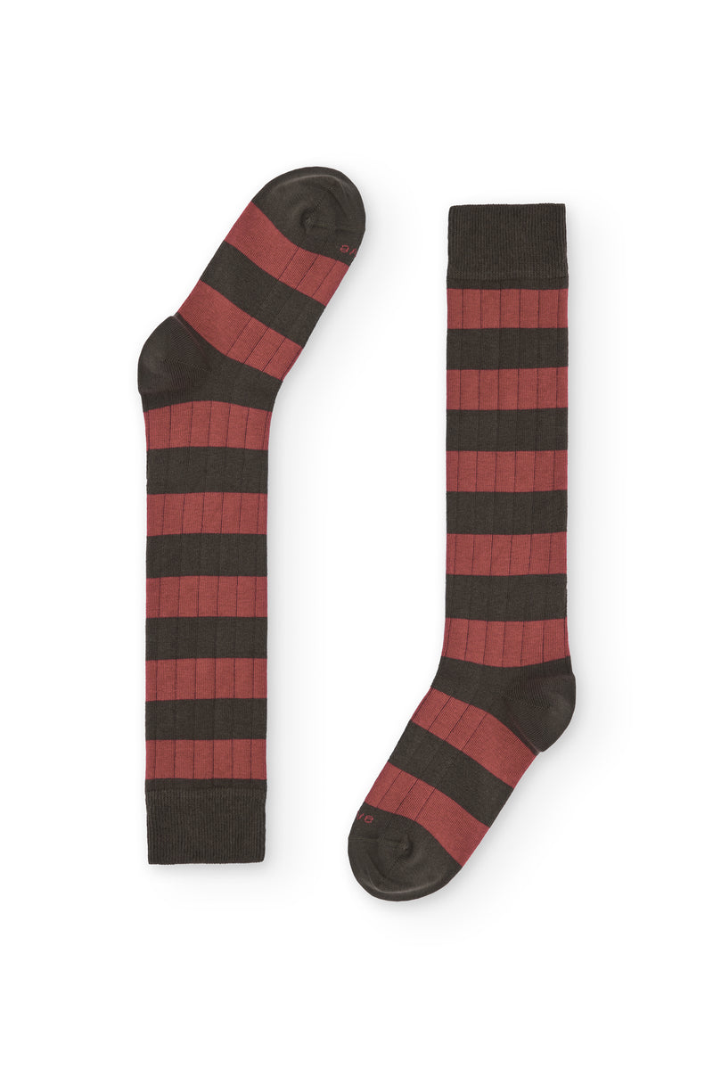 Calcetines de caña alta con rayas anchas color caldero y verde oscuro, estilo rugby, 90 % algodón y logo NAIVE en la puntera; tejidos en España.