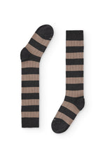 Calcetines rugby de caña alta con rayas anchas gris oscuro y marrón, 90 % algodón y logo NAIVE en la puntera; tejidos en España.