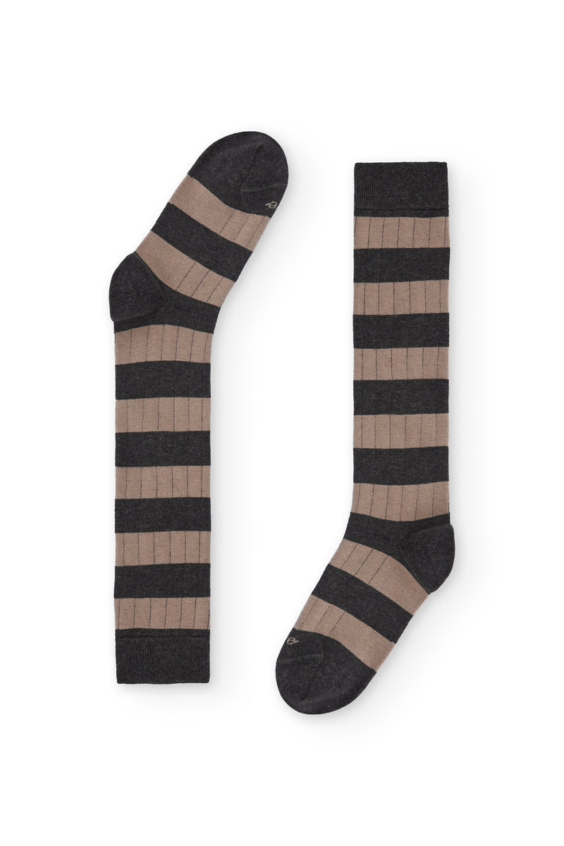 Calcetines rugby de caña alta con rayas anchas gris oscuro y marrón, 90 % algodón y logo NAIVE en la puntera; tejidos en España.