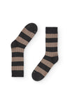 Calcetines de rayas anchas marrón y gris oscuro estilo rugby, caña media, 90 % algodón y logo NAIVE en la puntera; tejidos en España.