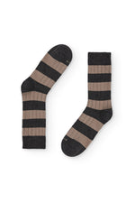 Calcetines de rayas anchas marrón y gris oscuro estilo rugby, caña media, 90 % algodón y logo NAIVE en la puntera; tejidos en España.