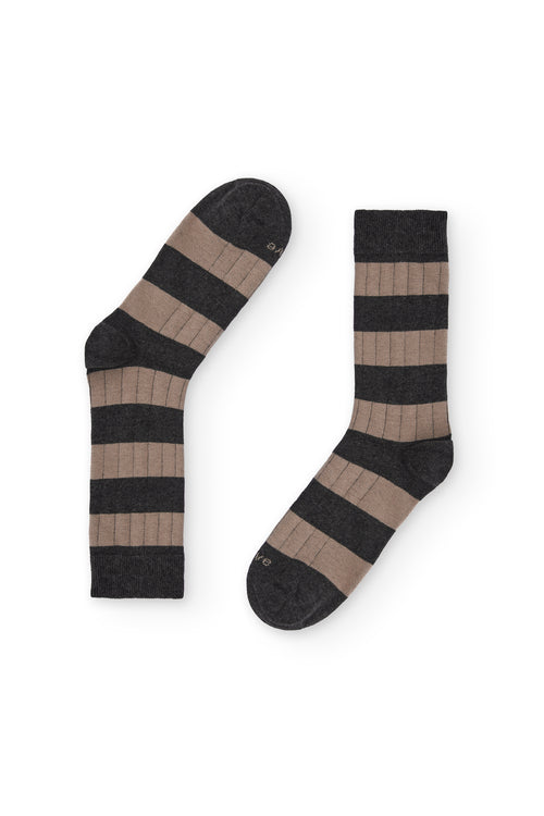 Calcetines de rayas anchas marrón y gris oscuro estilo rugby, caña media, 90 % algodón y logo NAIVE en la puntera; tejidos en España.