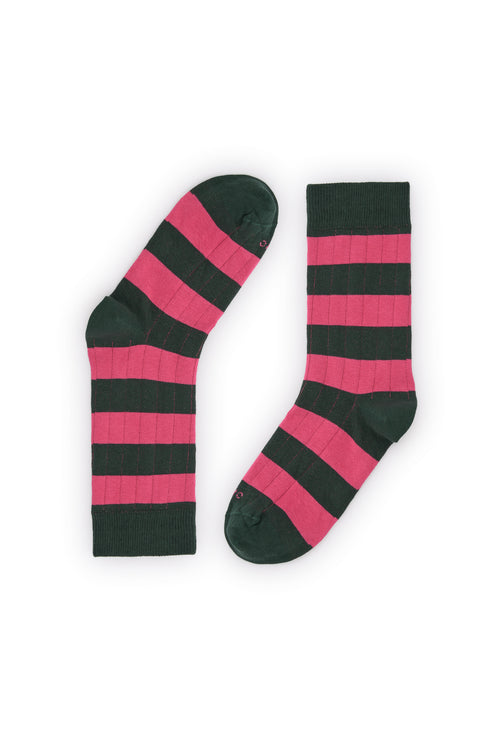 Calcetines de caña media con rayas anchas verde y rosado estilo rugby, 90 % algodón y logo NAIVE en la puntera; tejidos en España.