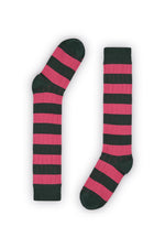 Calcetines hasta la rodilla con rayas anchas verde oscuro y rosado estilo rugby, 90 % algodón y logo NAIVE en la puntera; tejidos en España.
