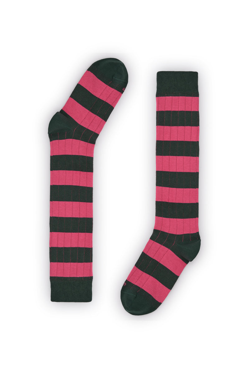 Calcetines hasta la rodilla con rayas anchas verde oscuro y rosado estilo rugby, 90 % algodón y logo NAIVE en la puntera; tejidos en España.