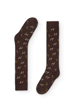 Calcetines azul oscuro de caña alta con estampado safari marrón, 90 % algodón y logo NAIVE en la puntera; elegantes y divertidos, tejidos en España