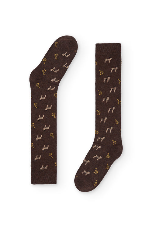 Calcetines azul oscuro de caña alta con estampado safari marrón, 90 % algodón y logo NAIVE en la puntera; elegantes y divertidos, tejidos en España