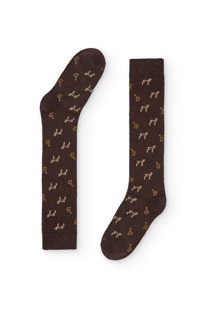 Calcetines azul oscuro de caña alta con estampado safari marrón, 90 % algodón y logo NAIVE en la puntera; elegantes y divertidos, tejidos en España