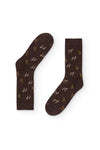 Calcetines marrón con estampado de safari, caña alta, 90 % algodón y logo en la puntera; tejidos en España con un estilo elegante y divertido.