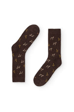Calcetines marrón con estampado de safari, caña alta, 90 % algodón y logo en la puntera; tejidos en España con un estilo elegante y divertido.
