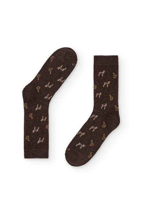 Calcetines marrón con estampado de safari, caña alta, 90 % algodón y logo en la puntera; tejidos en España con un estilo elegante y divertido.