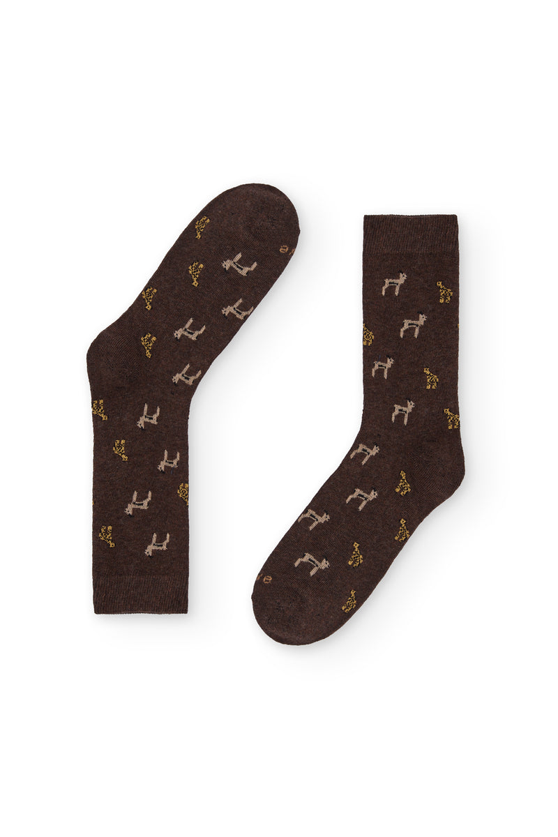 Calcetines marrón con estampado de safari, caña alta, 90 % algodón y logo en la puntera; tejidos en España con un estilo elegante y divertido.