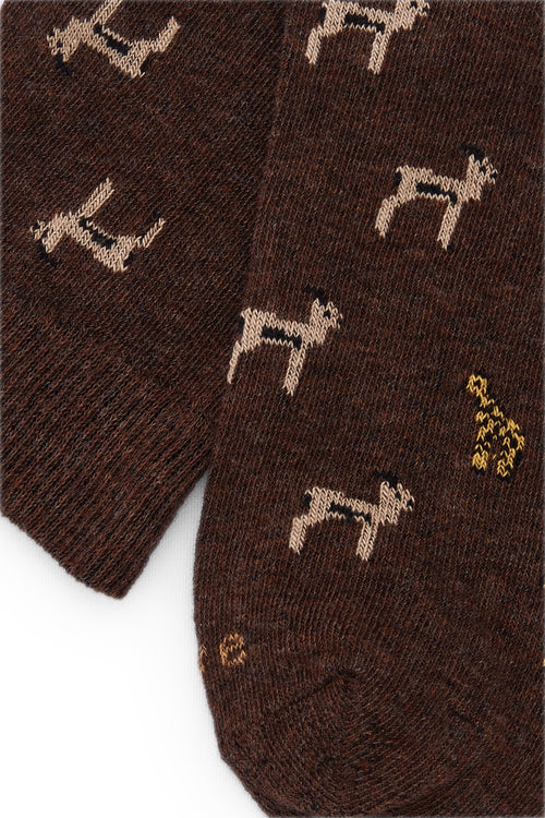 Calcetines marrón con motivos de safari en marrón, mezcla de algodón, poliamida y lycra; detalle de logo y fabricación española.
