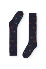 Calcetines azul oscuro con estampado de teckel, caña alta, 90 % algodón y logo NAIVE en la puntera; tejidos en España.