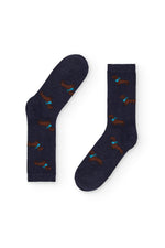 Calcetines azul oscuro de caña media con estampado de teckel, 90 % algodón y logo NAIVE en la puntera; tejidos en España.