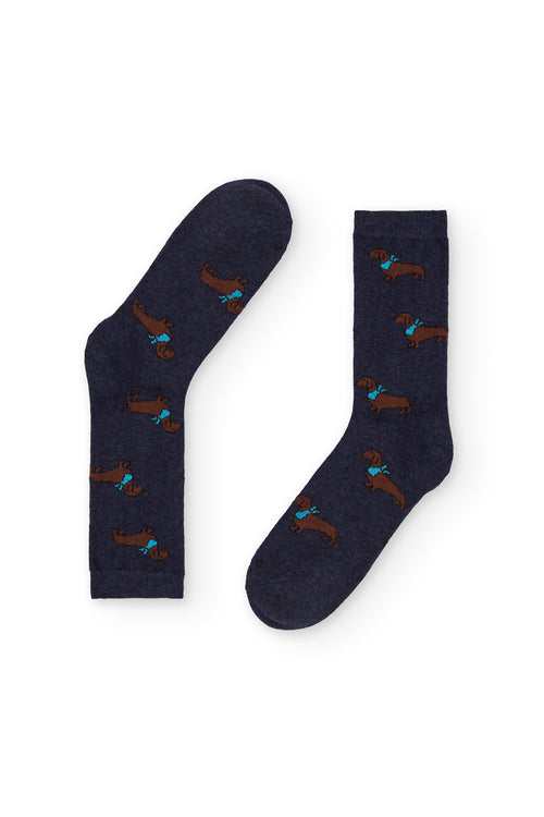 Calcetines azul oscuro de caña media con estampado de teckel, 90 % algodón y logo NAIVE en la puntera; tejidos en España.