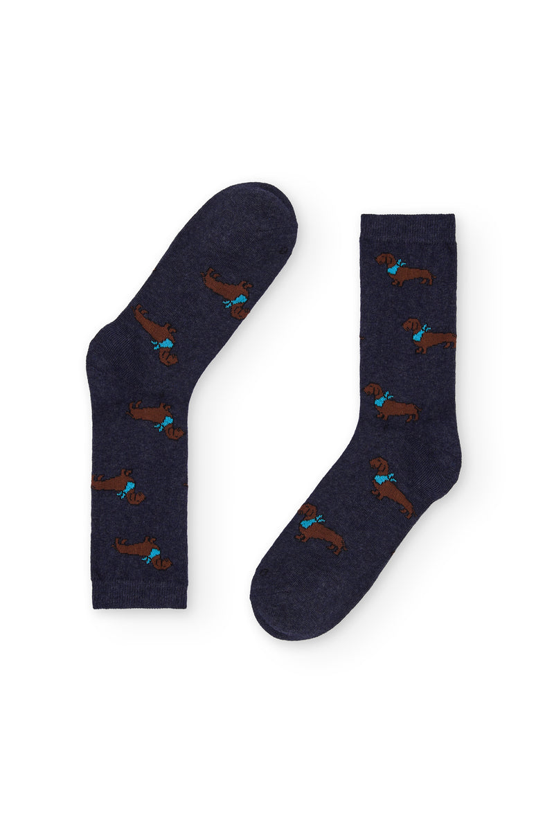 Calcetines azul oscuro de caña media con estampado de teckel, 90 % algodón y logo NAIVE en la puntera; tejidos en España.