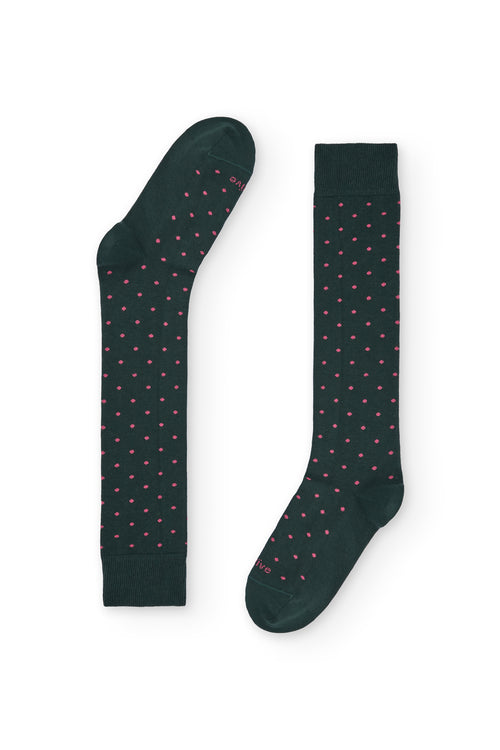 Calcetines verdes de caña alta con puntitos rosados, 90 % algodón y logo NAIVE en la puntera; tejidos en España.