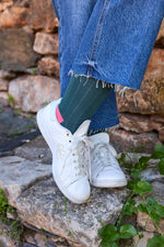 Calcetines verdes de canalé, caña alta, 90 % algodón y logo bordado; hechos artesanalmente en España.