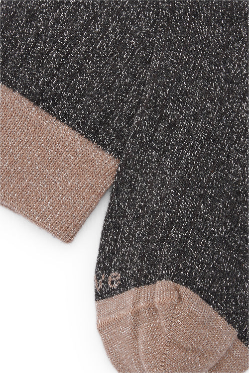 calcetines grises con brillantes, hechos con algodón