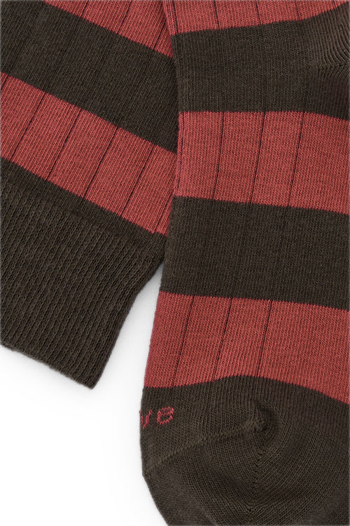 Calcetines knee-high con franjas anchas caldero y verde bosque, mezcla de algodón, poliamida y lycra; logo bordado y fabricación española.