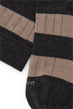 Calcetines knee-high con franjas anchas gris carbón y marrón chocolate, mezcla de algodón, poliamida y lycra; logo bordado y fabricación española.
