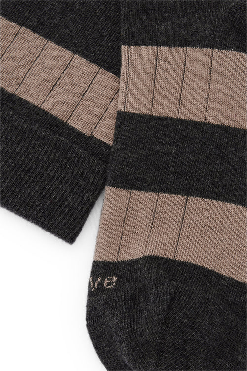 Calcetines knee-high con franjas anchas gris carbón y marrón chocolate, mezcla de algodón, poliamida y lycra; logo bordado y fabricación española.