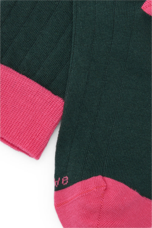 Calcetines mid-calf color verde con tejido canalé, mezcla de algodón y lycra, detalle NAIVE en la punta; fabricación española.