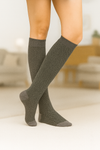 Calcetines gris de caña larga con diseño espiga, algodón suave y logo en la puntera; confeccionados artesanalmente en España.