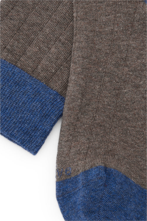 Calcetines largos canalé gris – funcionales y con carácter