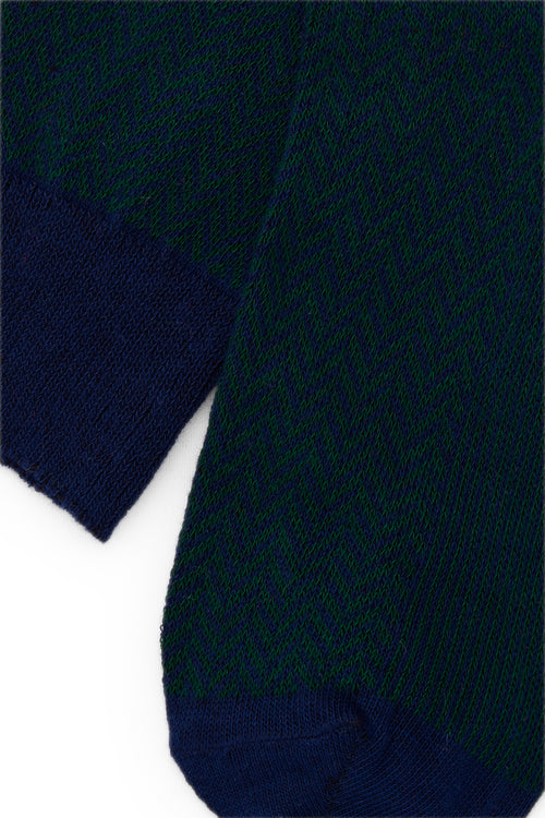 Calcetines mid-calf color azul con diseño de espiga, mezcla de algodón y lycra, detalle NAIVE en la punta; fabricación española.