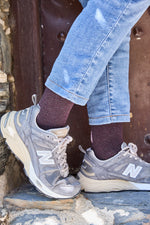 Calcetines caña alta color burdeos con patrón espiga, algodón suave y poliamida, logo en la puntera, producción española.