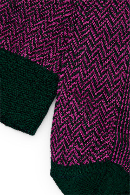 Calcetines mid-calf verde y rosa con diseño de espiga, mezcla de algodón y lycra, detalle NAIVE en la punta, fabricación española.