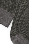 Calcetines mid-calf gris con diseño de espiga, mezcla de algodón y lycra, detalle NAIVE en la punta; fabricación española.