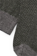 Calcetines mid-calf gris con diseño de espiga, mezcla de algodón y lycra, detalle NAIVE en la punta; fabricación española.