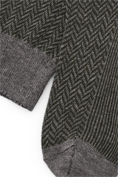 Calcetines mid-calf gris con diseño de espiga, mezcla de algodón y lycra, detalle NAIVE en la punta; fabricación española.