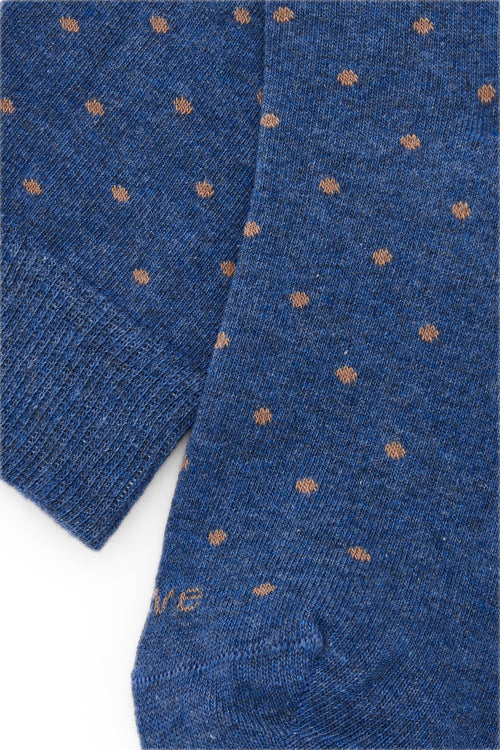 Calcetines knee-high color azul claro con lunares rosados, mezcla de algodón, poliamida y lycra; logo bordado y fabricación española.