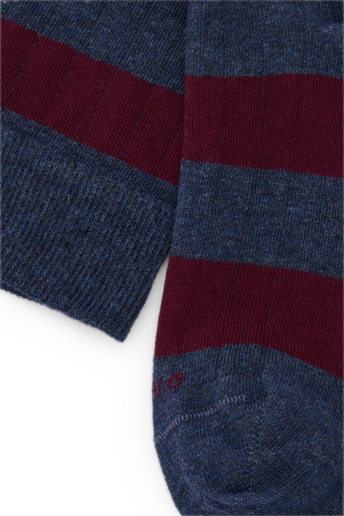 Calcetines knee-high con franjas anchas azul marino y burdeos, mezcla de algodón, poliamida y lycra; logo bordado y fabricación española.