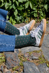 Calcetines NAIVE caña alta verdes con lunares rosados, tejido transpirable de algodón y lycra, logo en la puntera; producción española.