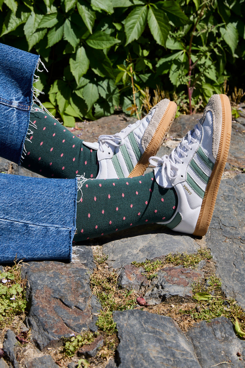 Calcetines NAIVE caña alta verdes con lunares rosados, tejido transpirable de algodón y lycra, logo en la puntera; producción española.
