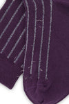 Calcetines media caña color púrpura con brillo lurex gris, 90 % algodón y detalle de logo en la puntera; fabricación española